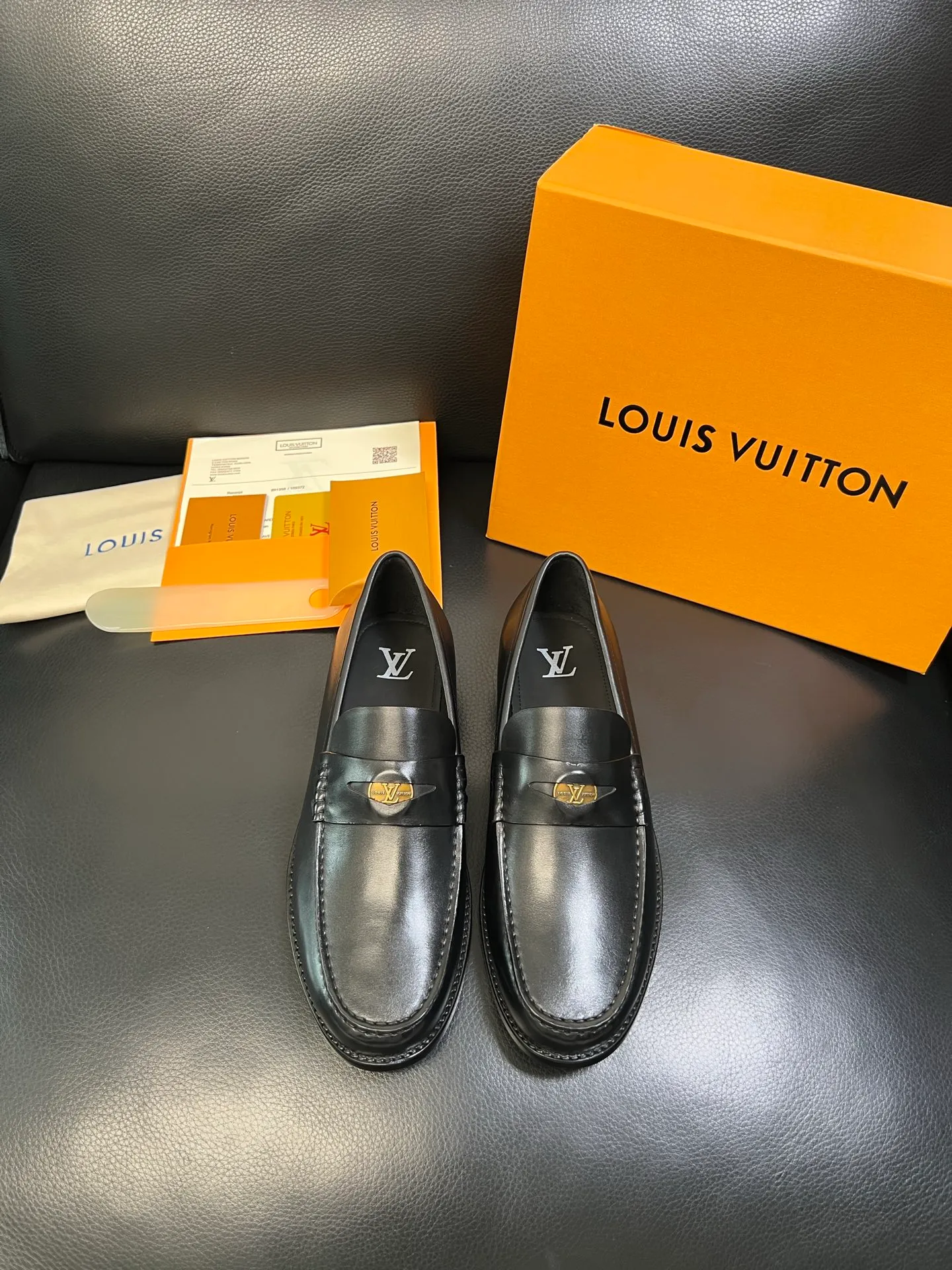 Men's shoes 💰920 Lv high quality top crafts Louis Vuitton leather shoes counter synchronized with original factory configuration, uppers imported from Italy, imported water-dyed cowhide lining, soles: original genuine leather soles specially provided by the original factory, original factory and single goods, welcome to compare, code number 39-44 (customized 38 45 46)